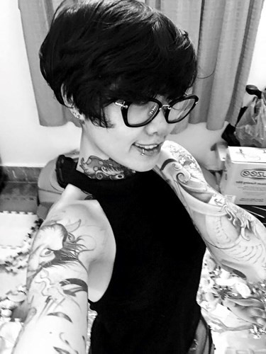 Tuy nhiên thực sự Na bia Nguyễn Ngọc Anh lại rất nữ tính. Đã là mẹ của một đứa con trai, dù công việc bận rộn nhưng cô luôn dành nhiều thời gian nhất có thể để chăm sóc cho gia đình, con cái. Dân mạng từng không ít lần lan truyền những bức ảnh chụp trong lúc Na bia cho con bú hoặc chăm sóc con rất cẩn thận.