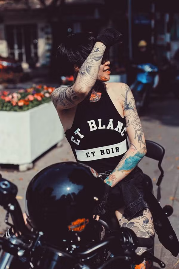 Cũng chính Na bia là người gây xôn xao trong tuần trước khi bạo gan dùng kim xăm khắc hai chữ “Stay True” lên mí mắt của chồng. Sự chịu chơi của cả hai vợ chồng Na bia khiến an hem trong giới mê xăm nghệ thuật ở Hà Nội gật gù, thán phục.