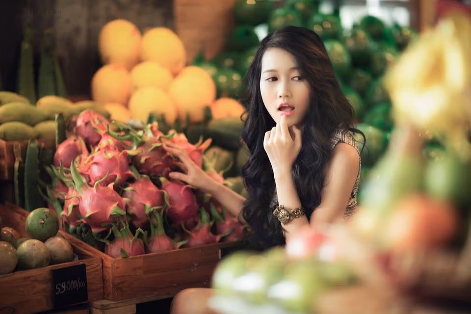 Ngoài đời thường, Nhung Gumiho cũng là một cô gái trẻ trung, năng động và rất vui tính, trang cá nhân của cô nàng thường xuyên chia sẻ các bức ảnh "tự sướng" cùng các bình luận hài hước, đáng yêu.