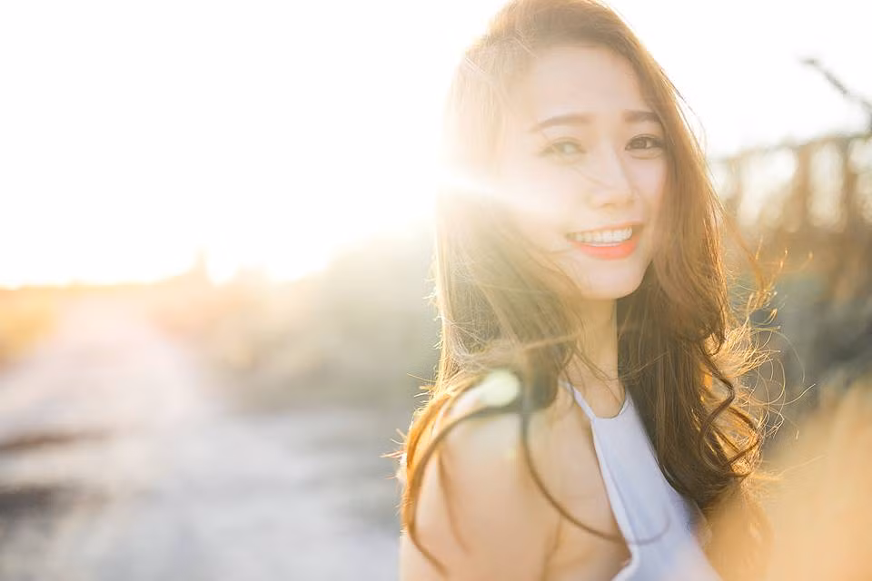 Nhung Gumiho được fan hâm mộ yêu mến vì khuôn mặt dễ thương, đôi môi luôn ửng hồng, căng mọng và nụ cười tỏa nắng. Sẽ không quá lời nếu trao tặng cho Nhung Gumiho danh hiệu hot girl có nụ cười đẹp nhất Vbiz.