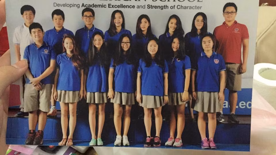 Kaity (bên trái) mộc mạc trong đồng phục trường.