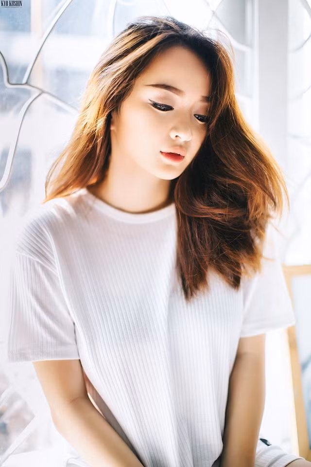 Tuổi đời còn khá trẻ và sống trong môi trường "Tây" đã tạo cho Kaity tính cách mạnh dạn. Những clip hát nhép được Kaity thực hiện trong thời gian rảnh rỗi, nó là đứa con tinh thần giúp cô nữ sinh trẻ quên đi áp lực học tập của cuộc sống xa nhà.