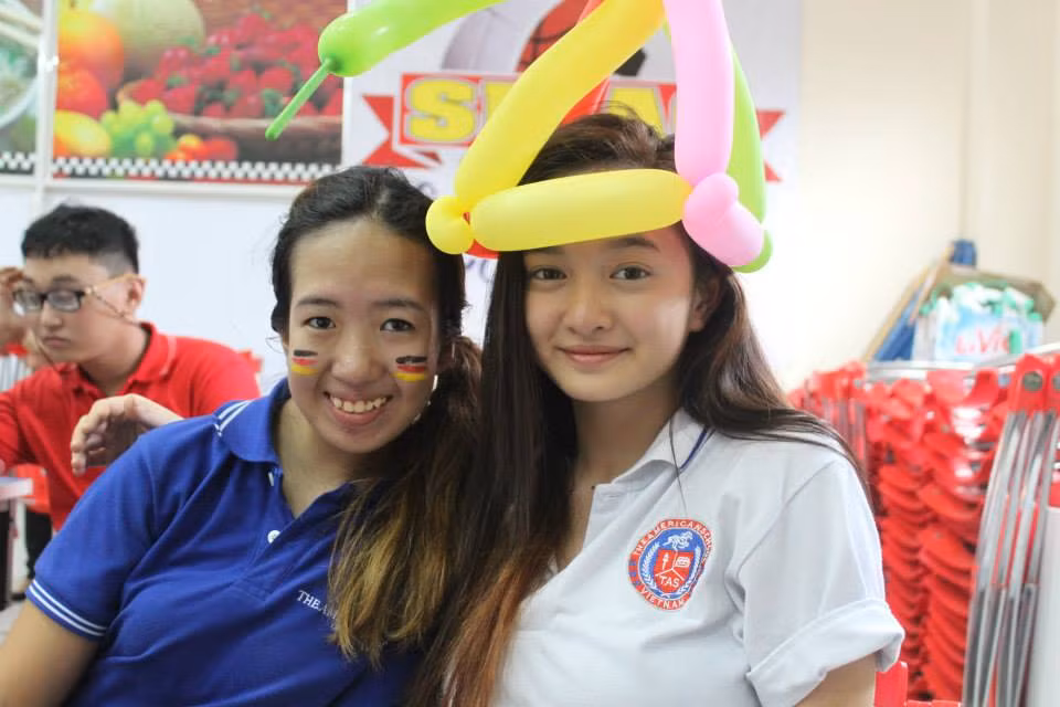 Bức ảnh giản dị trong trang phục học sinh được Kaity chia sẻ trên mạng xã hội làm nhiều người có thiện cảm và yêu mến nàng nữ xinh gốcViệt hơn. Không chỉ lộng lẫy khi make up, khi không trang điểm Kaity vẫn rất xinh xắn và đáng yêu.