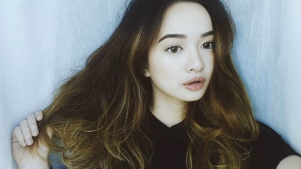 Thường xuyên đăng tải những clip hát nhép trên mạng xã hội để chia sẻ cùng bạn bè nhưng hot girl hát nhép lại vô tình trở thành người nổi tiếng nhờ những clip đó. Sẽ không có gì đáng để dân mạng để ý với các tác phẩm của cô gái trẻ nếu như cô không có khuôn mặt xinh đẹp và đôi môi biểu cảm đến "phát hờn".