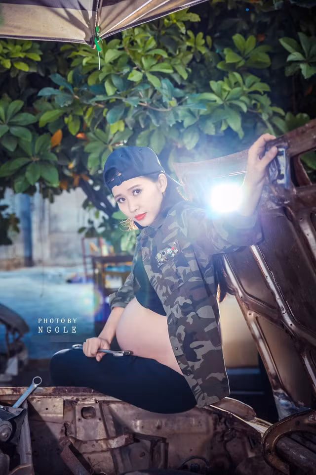 Theo như chia sẻ của Mỹ Hoàng về công tác chuẩn bị đồ và make up cho bộ ảnh được thực hiện không quá khó khăn. Tuy nhiên, địa điểm chụp hình thì không được thuận lợi. Do nhiều người cảm thấy e ngại khi bà bầu xuất hiện trong môi trường dầu mỡ ở gara ô tô nên họ không cho chụp nhiều ảnh. Cả ê - kip chỉ cố ghi lại được vài chục shoot hình và phải di chuyển. Ảnh: Ngo Le.