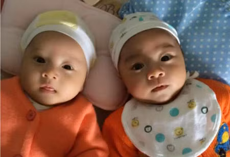 Nhiều người suy luận rằng 2 chị em song sinh xinh đẹp Len và Lụa chọn phương pháp sinh mổ để 2 con đẻ cùng ngày. Tuy nhiên, 2 bà mẹ trẻ chia sẻ, họ đều sinh bằng phương pháp sinh tự nhiên chứ không hề sử dụng dao kéo. Hai bé Sóc và Misu đặt cạnh nhau cũng giống như cặp song sinh vậy.