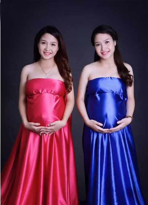 Cùng cất tiếng khóc trào đời, cùng đau đớn trong cơn vượt cạn và cùng đón con trong 1 ngày.