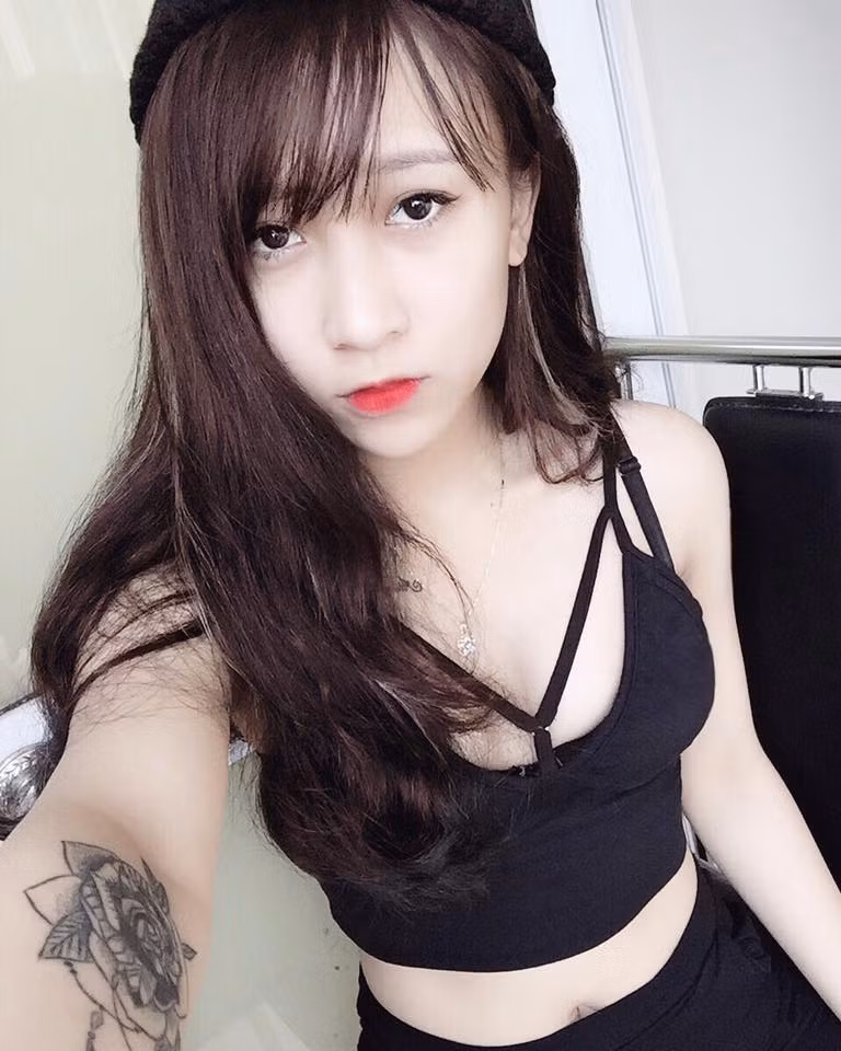 Trên cơ thể của hot girl Thanh Hóa cũng sở hữu không ít những hình xăm lớn nhỏ thể hiện cá tính.