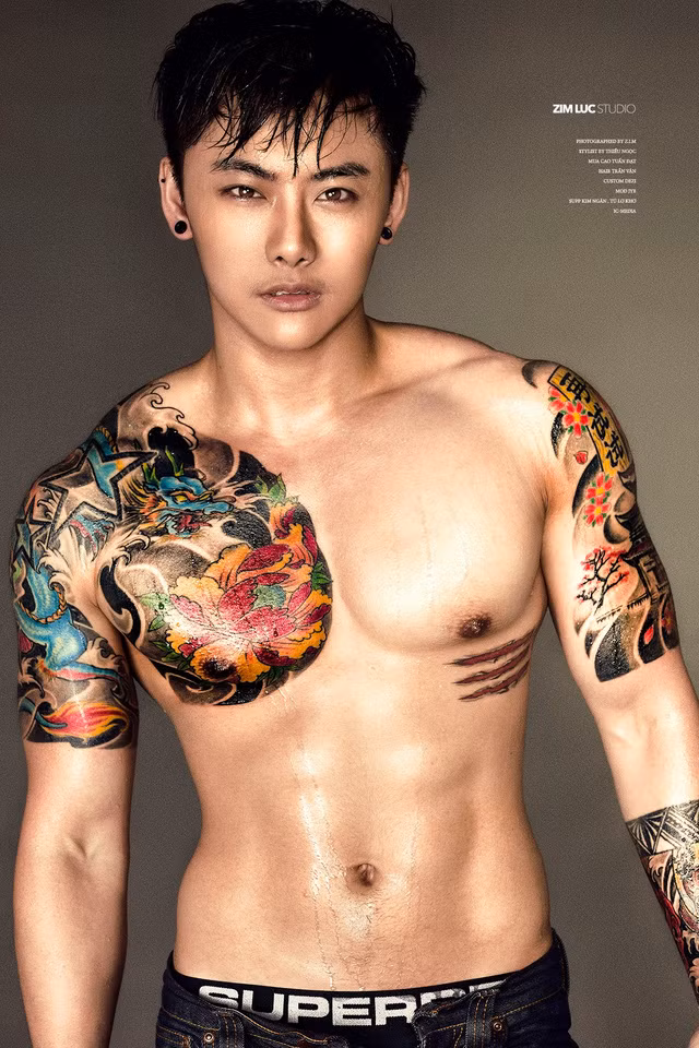 Trong buổi họp báo, JYB đã không ngại ngần vạch áo khoe cơ thể nóng bỏng trước người hâm mộ. Ngay cả cánh mày râu cũng phải ghen tỵ với thân hình quá chuẩn của chàng hot boy chuyển giới.