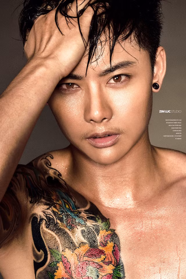 Mới đây, nam thần chuyển giới đã làm các chị em phụ nữ nước nhà đứng ngồi không yên khi giao lưu trong sự kiện họp báo cho dự án " Cầu vồng hạnh phúc", một dự án dành cho cộng đồng LGBT (đồng tính nam, đồng tính nữ, song tính và chuyển giới) tại Việt Nam.