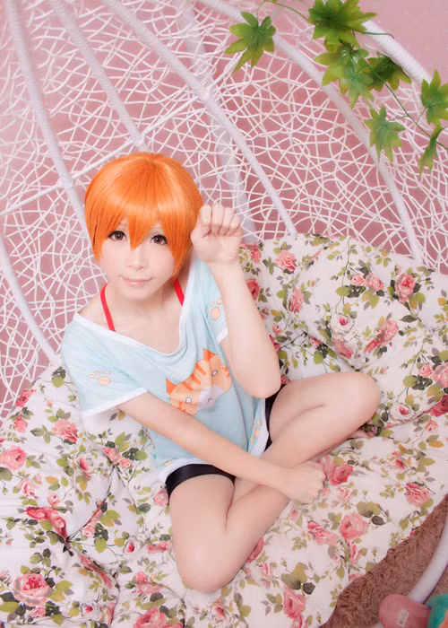 Thầy giáo trẻ chia sẻ, có những lúc nhận nhận lớp mới, nhiều học sinh trêu trọc thầy vì rất giống con gái. Có lẽ vì dáng hình mảnh mai, nước da trắng và đôi môi đỏ hồng, cách nói chuyện cũng nhỏ nhẹ, bẽn lẽn cũng khó trách mọi người thường hiểu lầm khi mới tiếp xúc với Crome Moe.