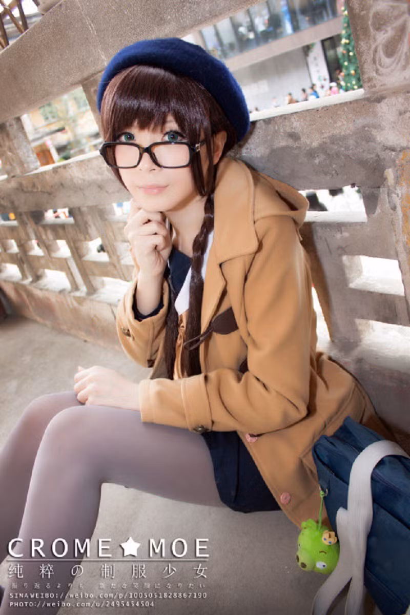 Thật khó lòng có thể tin được cô gái trong bức ảnh lại là nam giới cải trang, bởi từ khuôn mặt đến vóc dáng toát lên sự e lệ, nữ tính vốn có của phụ nữ chứ không hề phong trần nam tính như các đấng nam nhi.