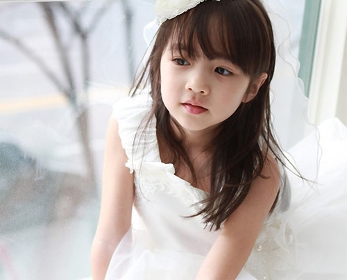 Vào thời điểm năm 2013, 2 chị em Cristina là những mẫu nhí lai tây đình đám nhất được các hãng thời trang và truyền hình săn đón. Bằng khuôn mặt xinh xắn, thuần khiết và đôi mắt trong veo, các bức ảnh của Cristina hạ gục vô số fan hâm mộ ở mọi lứa tuổi. Rất nhiều các fanpage được dân mạng lập ra dưới tên của Cristina với mục đích chia sẻ những hình ảnh mới nhất của cô bé.