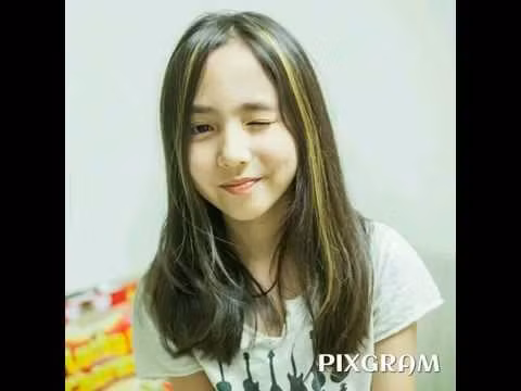 Mái tóc suông dài được nhuộm phá cách tạo nên cá tính có phần nghịch ngợm, đáng yêu.