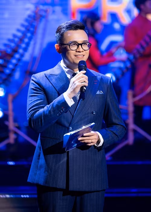 Nam MC giải thích: "Đó là nội dung được một trang của tôi (do ê-kíp của Đức Bảo quản lý - PV) chia sẻ lại và bị thổi phồng lên do đồng loạt các fanpage đăng tải lại mà chưa kiểm tra kỹ xem thực sự tôi có nói như thế không. Nhưng tôi hiểu, khi nó đã xuất phát từ phía mình thì mình vẫn nên có trách nhiệm giải thích để mọi người có cái nhìn chính xác hơn”. Ảnh: FBNV.