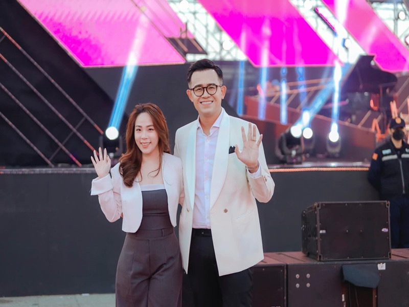 Đức Bảo đã lập gia đình. Vợ nam MC Cà phê sáng là BTV Bùi Phương Thảo. Ảnh: FBNV.