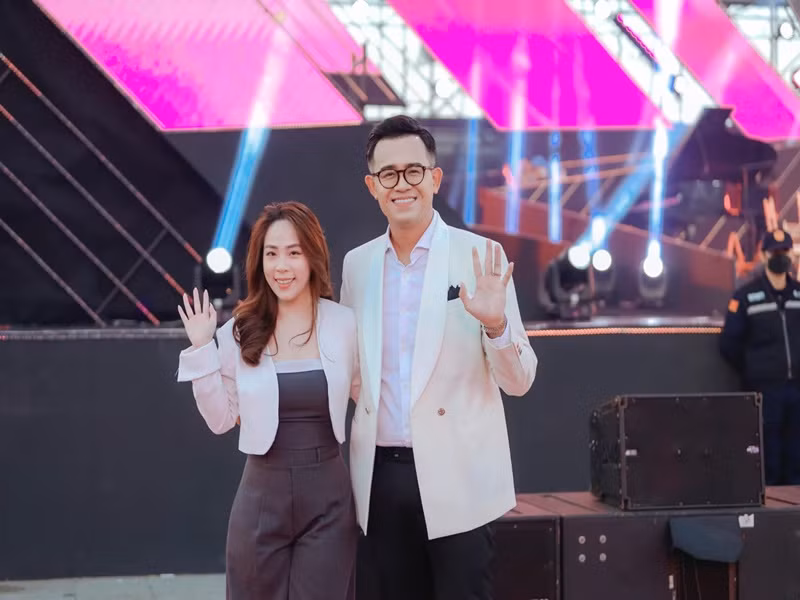 Đức Bảo đã lập gia đình. Vợ nam MC Cà phê sáng là BTV Bùi Phương Thảo. Ảnh: FBNV.