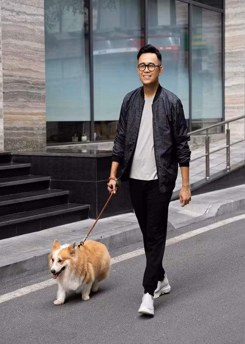 Gần đây, Đức Bảo tâm sự, anh ngỡ ngàng, vui mừng xen lẫn sự lo lắng khi sắp được làm bố. “Ngỡ ngàng và vui mừng vì mình sắp được làm bố, vì có một thiên thần nhỏ sắp chào đời và vì căn nhà hai người nay lại thêm vui nhộn với tiếng trẻ cười nói. Còn lo lắng là vì mình chưa bao giờ làm bố. Bảo không biết mình cần chuẩn bị những gì cho vợ, cho em bé sắp chào đời, càng không biết phải chăm sóc vợ như thế nào… Ai cũng có những lần đầu tiên thật bỡ ngỡ và Bảo may mắn khi có những người thân, người bạn và đồng nghiệp luôn sẵn sàng giúp đỡ mình”, anh chia sẻ. Ảnh: FBNV.