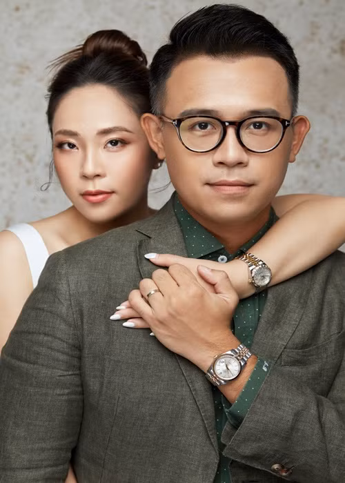 Vợ chồng Phương Thảo luôn vun vén hạnh phúc gia đình. "Thường xuyên chúng tôi ăn tối lúc 22h giờ. Báo hại tôi đói phát cáu cả lên nhưng vẫn muốn ăn 2 mình cho đỡ buồn. Thường xuyên chồng tôi ngồi chờ đón vợ dưới cái nóng hơn 40 độ ngày hè Hà Nội”, Phương Thảo chia sẻ. Ảnh: FBNV.