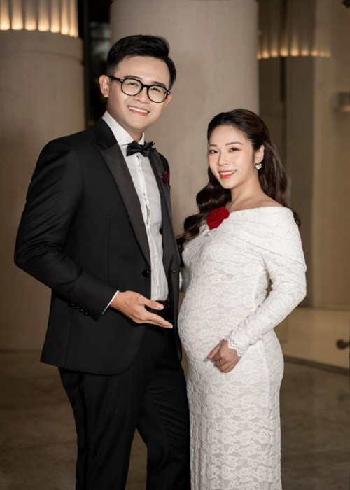 Đầu tháng 1, Đức Bảo khoe vợ mang bầu. Anh chia sẻ: "Tối qua tại lễ trao giải VTV Awards 2023. Giống như anh Xuân Bắc hôm qua có chia sẻ, năm nay lần đầu tiên Đức Bảo cũng không được đề cử ở hạng mục nào. Thế nhưng mình cũng không lấy đó làm buồn. Vì thế là còn có đất để năm sau phấn đấu. Trước mắt là nhắm tới hạng mục "Ông bố của năm" mọi người ạ". Ảnh: Thương Hiệu Và Pháp Luật.