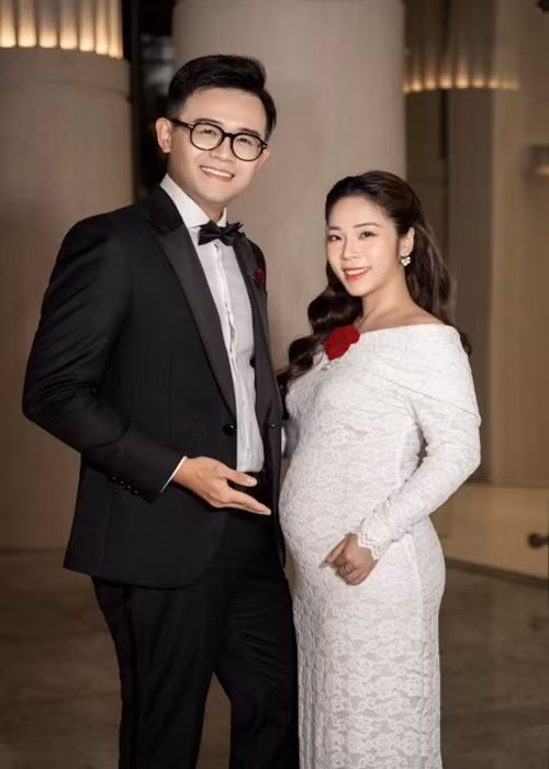 Đầu tháng 1, Đức Bảo khoe vợ mang bầu. Anh chia sẻ: "Tối qua tại lễ trao giải VTV Awards 2023. Giống như anh Xuân Bắc hôm qua có chia sẻ, năm nay lần đầu tiên Đức Bảo cũng không được đề cử ở hạng mục nào. Thế nhưng mình cũng không lấy đó làm buồn. Vì thế là còn có đất để năm sau phấn đấu. Trước mắt là nhắm tới hạng mục "Ông bố của năm" mọi người ạ". Ảnh: Thương Hiệu Và Pháp Luật.