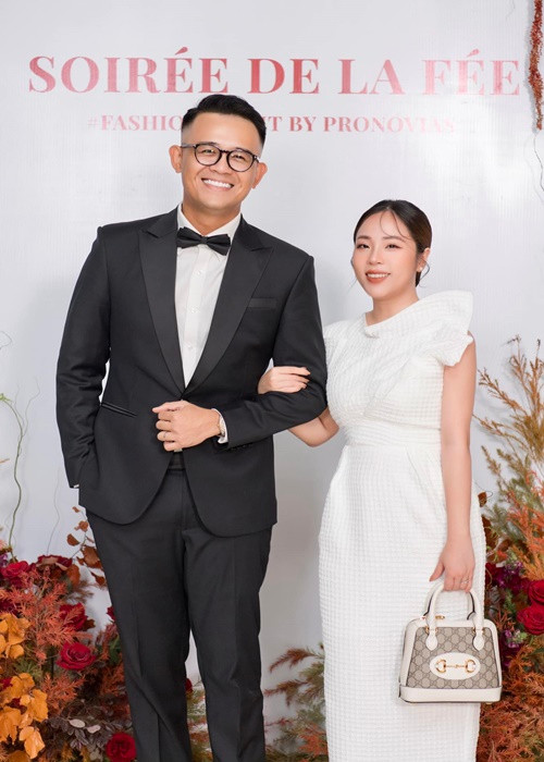 Còn Phương Thảo tâm sự: “Chúng tôi sở hữu cái may mắn nhất đời là có 1 chiến hữu trên mọi mặt trận. Bài vở nhiều, không ít lần chúng tôi đỡ đần nhau trong công việc. Tôi dịch cho anh bài này, anh lên ý tưởng cho tôi chương trình kia. Tôi bí khách, anh liên hệ. Anh cần hình, tôi gửi. Chương trình bên anh phát sóng, tôi góp giọng. Sóng truyền hình bên tôi, tiếng anh sang sảng. Những lúc ấy, công việc đỡ căng và vất vả, vướng mắc đâu thì gỡ, mà khó mấy cũng xong”. Ảnh: FBNV.