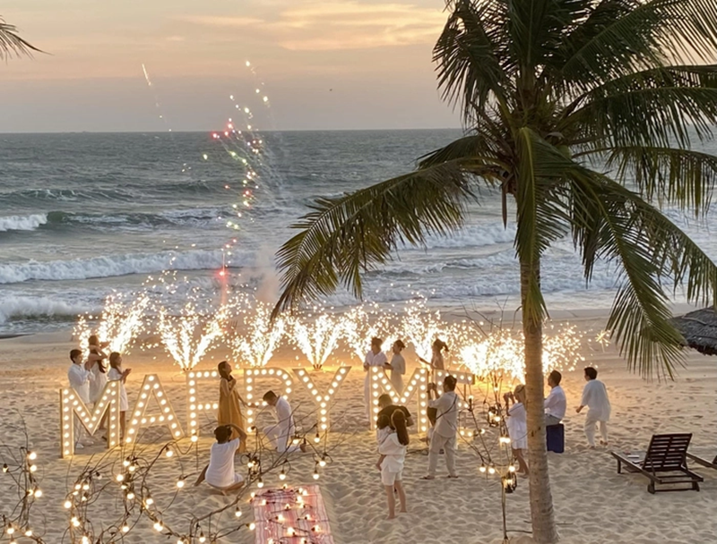 Phạm Quỳnh Anh cho biết, những người bạn thân thiết trong nhóm Gia đình văn hóa như Mai Phương Thúy, Minh Hằng, Hoàng Thùy Linh, Gil Lê, Noo Phước Thịnh đã đồng lõa với "nam chính" tổ chức buổi cầu hôn.