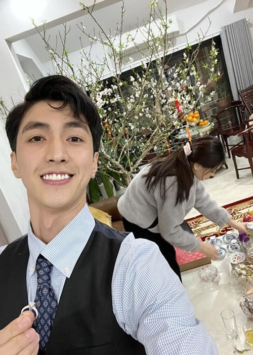 Mỗi ngày nam diễn viên đều ngắm nhìn chiếc nhẫn cầu hôn và chụp lại những bức ảnh bên Phương Nga trong nỗi âu lo sợ đại sự bị bại lộ.