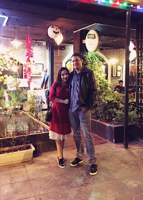 Trương Phương từng chia sẻ góc khuất hôn nhân: “Mọi người nói rằng tôi trông vui vẻ như thế thì có bao giờ biết khóc không? Nhưng thật ra tôi khóc rất nhiều. Chúng tôi bất đồng nhiều về văn hóa nên thường hay cãi nhau lắm. Nhưng may mắn, chồng tôi là người chững chạc, rất hiểu chuyện. Anh luôn giải thích để vợ chồng có tiếng nói chung".