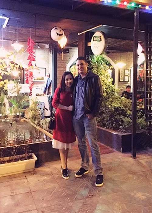 Trương Phương từng chia sẻ góc khuất hôn nhân: “Mọi người nói rằng tôi trông vui vẻ như thế thì có bao giờ biết khóc không? Nhưng thật ra tôi khóc rất nhiều. Chúng tôi bất đồng nhiều về văn hóa nên thường hay cãi nhau lắm. Nhưng may mắn, chồng tôi là người chững chạc, rất hiểu chuyện. Anh luôn giải thích để vợ chồng có tiếng nói chung".