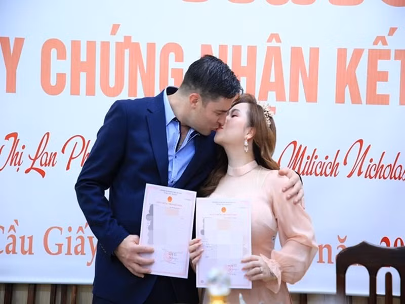 Cặp đôi đăng ký kết hôn năm 2022. Sau khi về chung một nhà, Nick Mansor đi lại giữa Việt Nam và New Zealand.