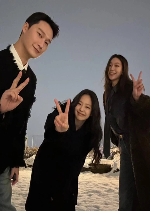 Jennie đón năm mới cùng hội bạn, trong đó có nam người mẫu Lee Jong Hyung. Ảnh: Instagram.