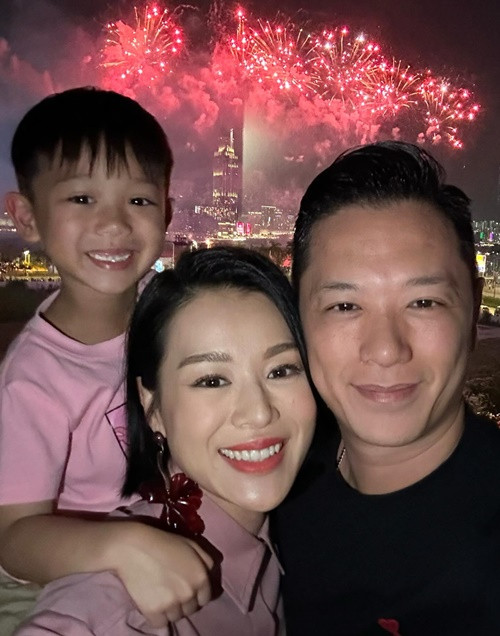 Vợ chồng Hồ Hạnh Nhi cùng các con cũng ngắm pháo hoa vào giao thừa. Ảnh: Instagram.