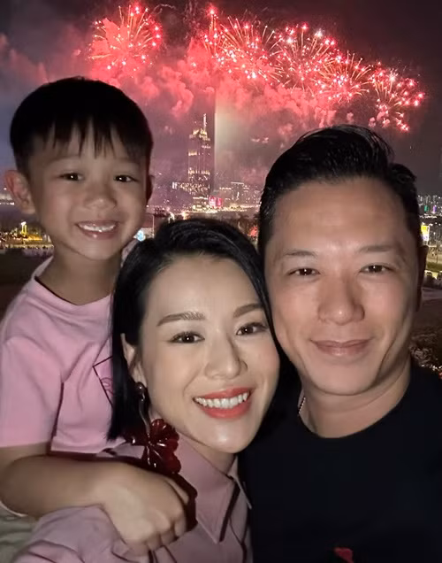 Vợ chồng Hồ Hạnh Nhi cùng các con cũng ngắm pháo hoa vào giao thừa. Ảnh: Instagram.