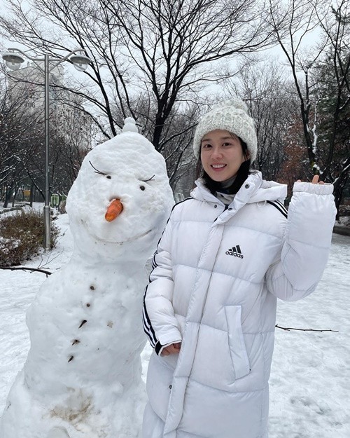 Jang Nara chúc khán giả năm 2024 nhiều hạnh phúc và sức khỏe. Cô còn hứa sẽ cố gắng làm việc chăm chỉ trong năm mới để trở thành một diễn viên có thể mang lại niềm vui cho mọi người. Ảnh: Instagram.