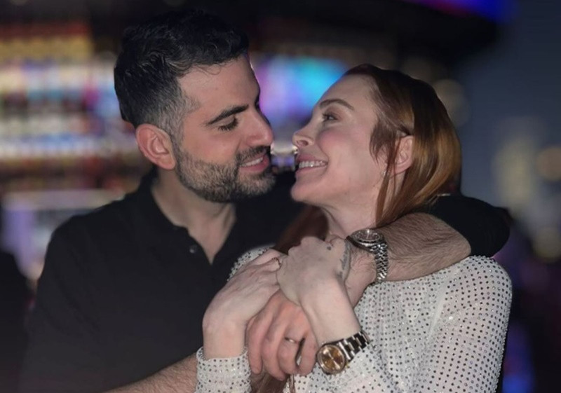 Lindsay Lohan cùng chồng người Ả Rập ngắm pháo hoa ở Dubai vào năm mới. Ảnh: Instagram.