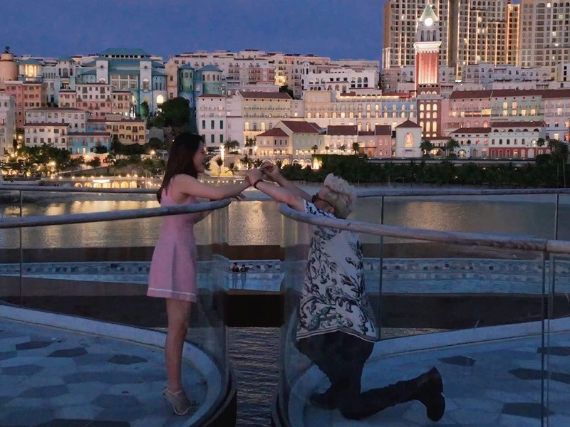 Yanbi cầu hôn Thu Trang ở Phú Quốc. Nam ca sĩ chia sẻ, trong ngày sinh nhật, Yanbi và bạn gái đi lên Cầu Hôn ở Phú Quốc. Nhận thấy đây là thời điểm thích hợp cầu hôn, Yanbi lấy tạm chiếc nhẫn đang đeo trên tay để trao cho người yêu. Sau đó, nam ca sĩ đã tặng lại cho bạn gái một chiếc nhẫn khác làm nhẫn cầu hôn.