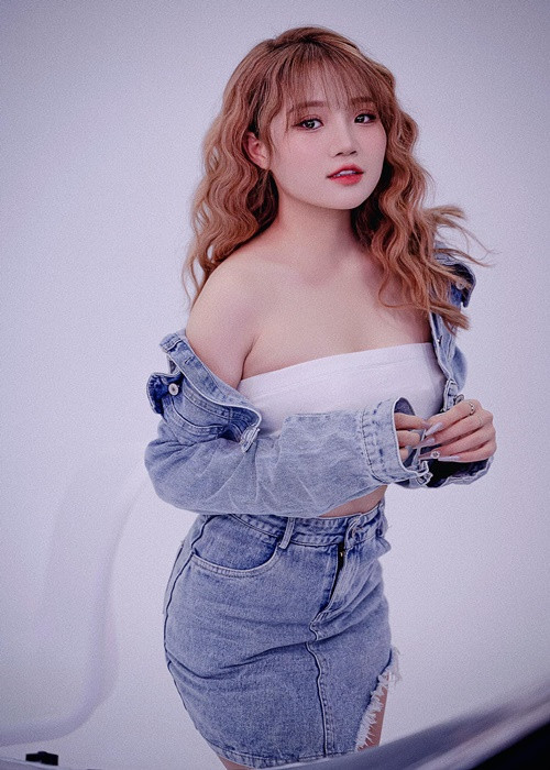 Vợ sắp cưới của Yanbi sinh năm 1999, sở hữu gương mặt baby cùng thân hình gợi cảm.