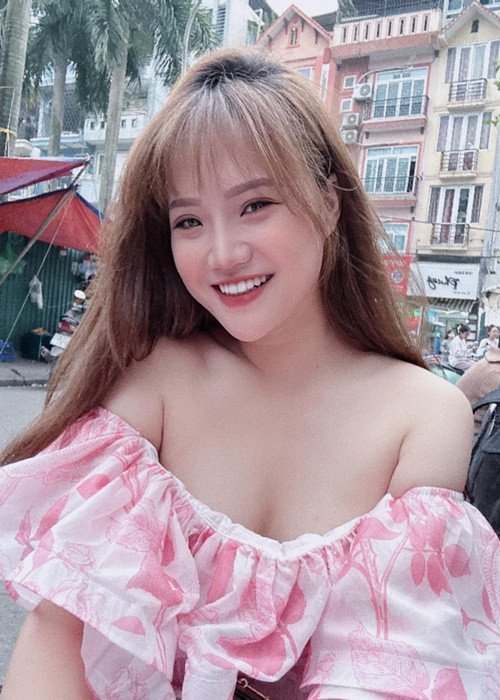 Thu Trang tự tin trang điểm, làm nail.