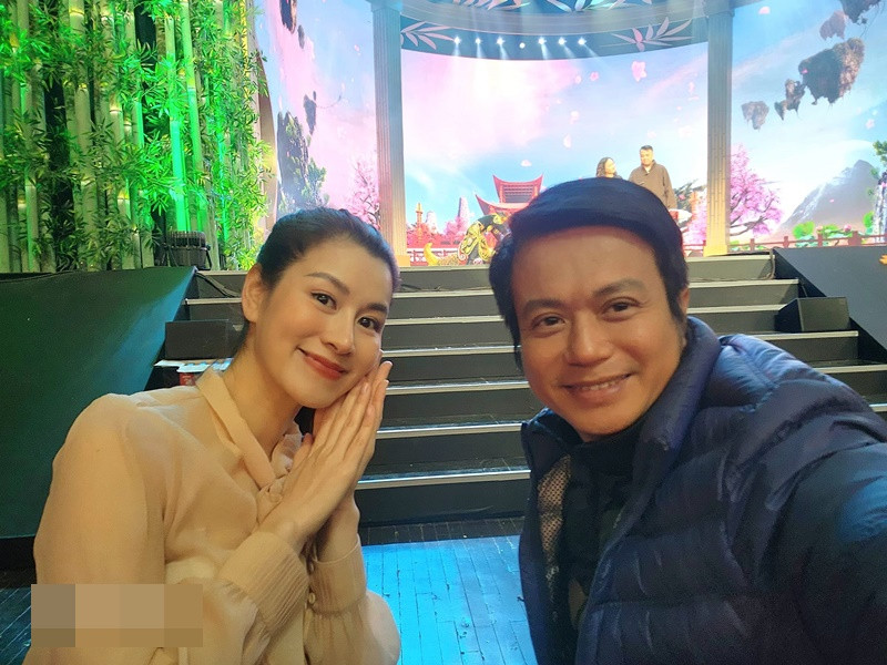 Mới đây, Bá Anh chia sẻ hình ảnh bên Lưu Huyền Trang ở hậu trường được cho là buổi ghi hình đầu tiên của Táo quân 2024.