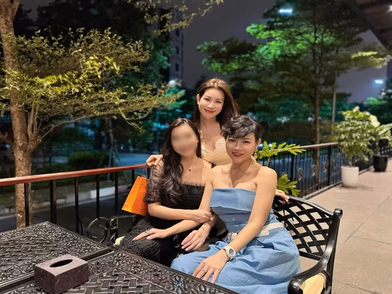 Cô có mối quan hệ khá thân thiết với diễn viên Thanh Hương.