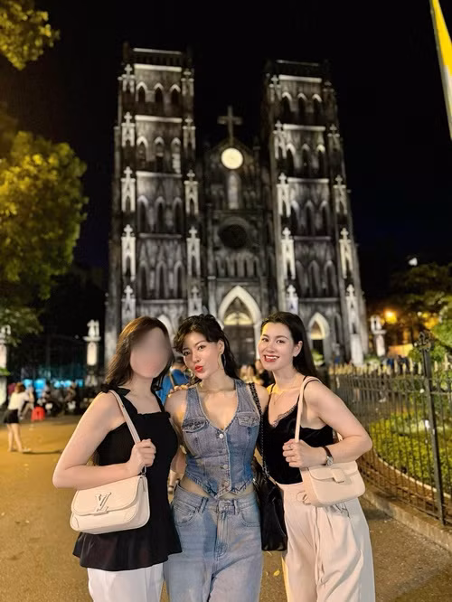 Hai nữ diễn viên xinh đẹp không kém cạnh nhau.