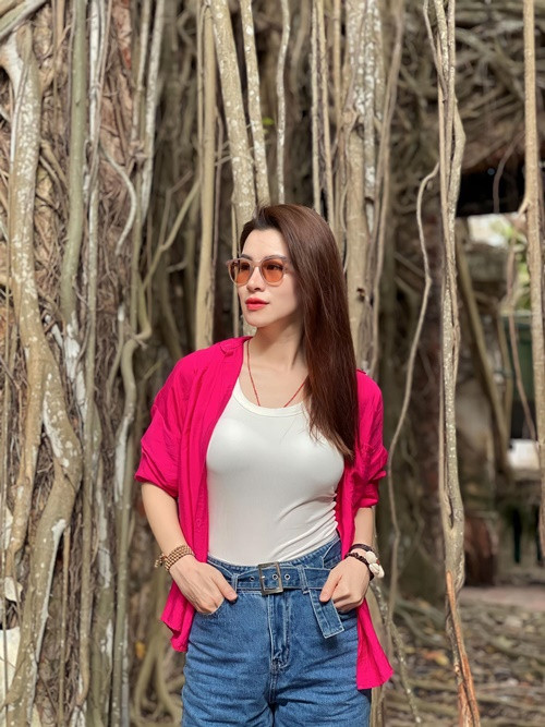 Nữ diễn viên từng chia sẻ về cuộc sống bận rộn của mình:"Thường mình sẽ dậy từ 6h tập thể dục, hít hà bầu không khí sáng sớm, lo cho gia đình, cho con đi học rồi 'vắt chân lên cổ' lo cho mình, đến cơ quan tầm 8h-8h30. 4h30 về nhà đi chợ, lo cơm nước cho con, dạy con học rồi, tắm rửa lo cho bản thân, chỉ đơn giản đắp mặt nạ, dưỡng da, gội đầu, xoa tinh dầu vào tóc cũng thích lắm".