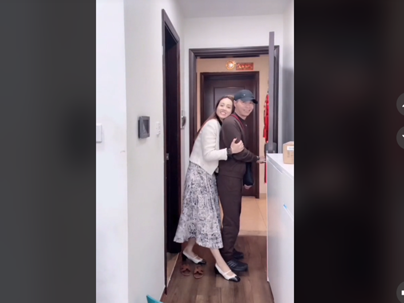 "Anh ấy không muốn vì tiền mà bất chấp nhận quảng cáo", cô khẳng định.