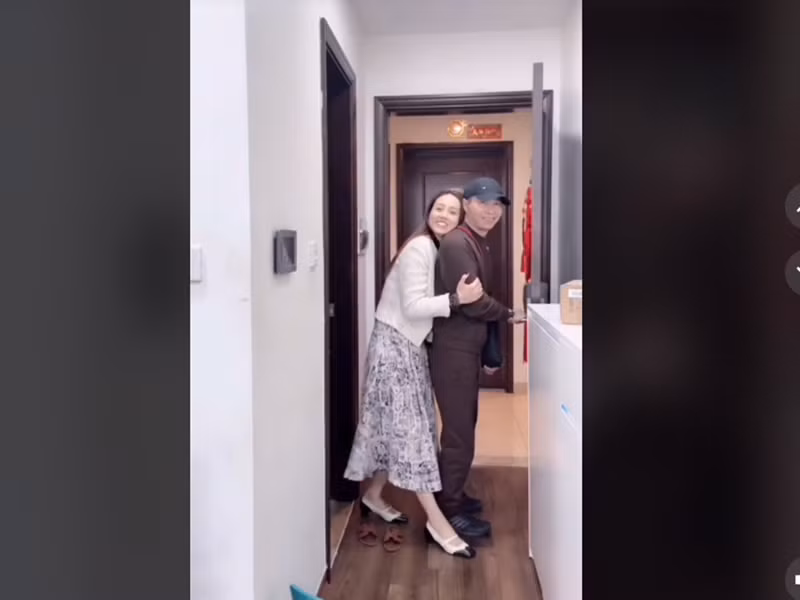 "Anh ấy không muốn vì tiền mà bất chấp nhận quảng cáo", cô khẳng định.