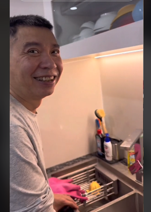 Vợ Công Lý chia sẻ, kỷ niệm 3 năm ngày cưới, thay vì ra ngoài hàng ăn, tặng nhau những món quà, chồng có hành động khiến cô tan chảy. “Anh Lý rất ngại, sợ mọi người trêu đùa nhưng mình nghĩ đó là những hành động đáng yêu, khoảnh khắc bình yên của hai vợ chồng”, Ngọc Hà bày tỏ.