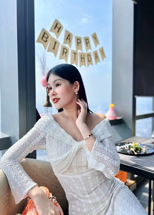 Trong ngày sinh nhật lần thứ 29, Hoa hậu Ngân Anh được chồng đưa ra ngoài ăn uống và đi mua nhà mới.