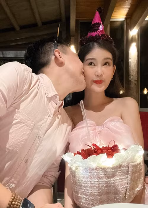 Nàng hậu chia sẻ, trong ngày cưới năm 2022, Phan Tô Ny nói: “Anh không muốn bày vẽ hay nói nhiều mà không làm được. Mình bên cạnh nhau trọn vẹn hạnh phúc được cứ thêm 365 ngày thì mỗi năm anh sẽ tặng vợ thêm một chiếc hột to hơn năm trước để làm tài sản".