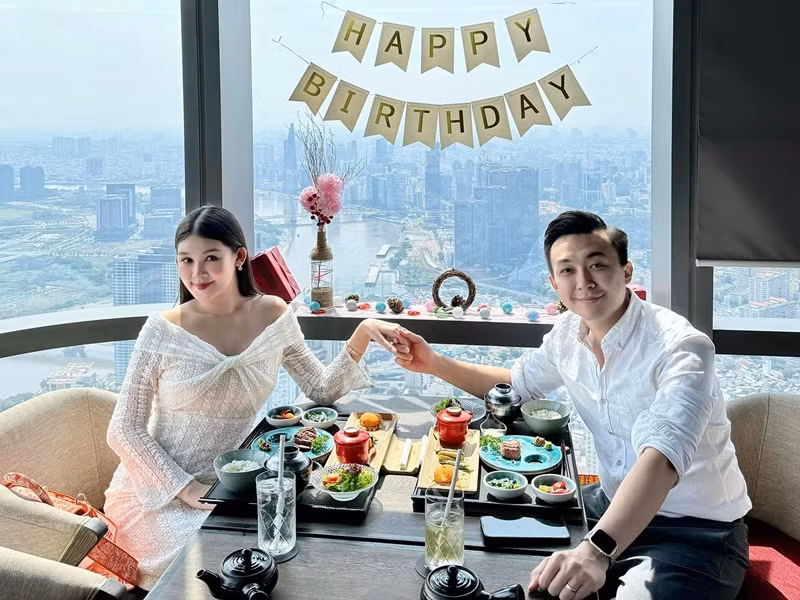 "Thấy vợ bảo thích thiết kế phòng ngủ theo concept cho Tino rồi thích có căn bếp xinh xinh để chuẩn bị cho thời gian ăn dặm vài tháng tới của Tino, rồi để chăm quay Vlog nữa nên mấy hôm papa cũng âm thầm xem trước vài căn có không gian rộng rãi để hôm nay tặng cho hai má con nè. Bạn chồng nhà mình khô khan không biết hoa mỹ nhưng lúc nào cũng âm thầm làm những điều chân thành! Cảm ơn papa Tino Phan Tô Ny”, Ngân Anh chia sẻ.