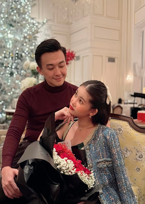 “Cảm ơn vợ vì 365 ngày đầu tiên đi cùng anh. Chồng yêu em bé nhiều!", Tô Ny viết trong tấm thiệp dành tặng vợ.